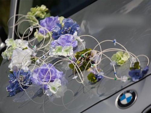 Décoration de voiture de mariage avec des fleurs artificielles et du rotin : le combo parfait pour un mariage bohème chic