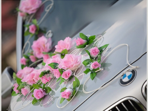 Décoration voiture mariage : fleurs artificielles et rotin