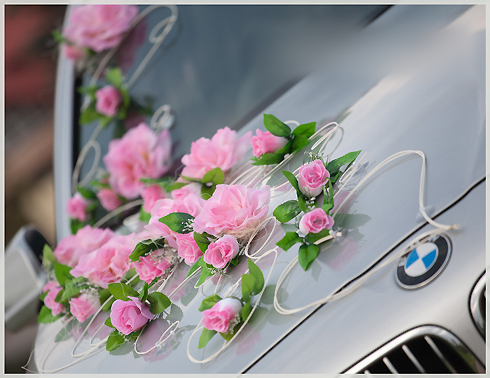 Décoration de voiture de mariage avec fleurs et rotin