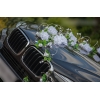 Voiture pour mariage avec roses blanches