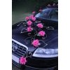 Decoration voiture de mariés fushia roses roses et le coeur