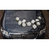 Décoration voiture de mariage roses blanches