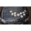 Décoration voiture de mariage roses blanches