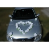 roses blanches avec des ventouses voiture mariage
