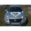 roses blanches avec des ventouses voiture mariage