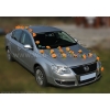 Orange roses et coeurs blancs pour voiture de mariage