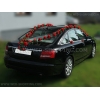Voiture de mariage guirlande de roses rouges