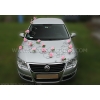 Décoration voiture mariage roses roses noir rotin