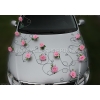 Décoration voiture mariage roses roses noir rotin