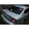 Décoration voiture mariage roses roses noir rotin