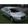 Décoration voiture mariage roses roses noir rotin