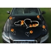 Décoration voiture mariage orchidées oranges et coeurs blancs