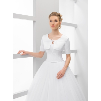 Boléro de mariee satin manches 1/3 avec attache par liens satin sur le devant.