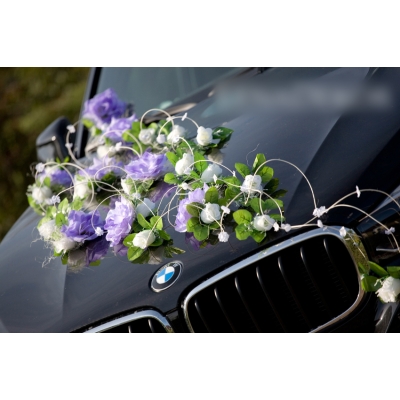 Décoration de voiture mariee violettes