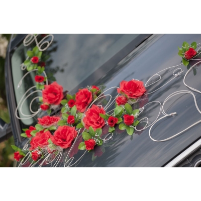 Rouges roses décoration pour voiture de mariage