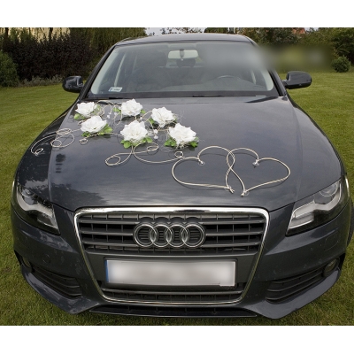 Blanc roses décoration de mariage pour voiture