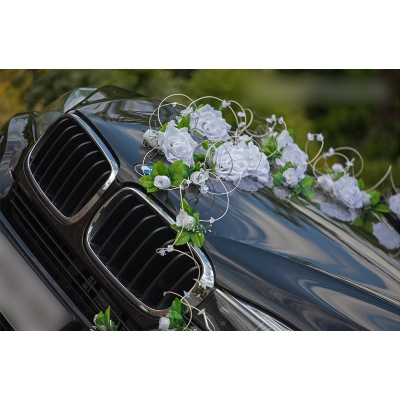 Voiture pour mariage avec roses blanches