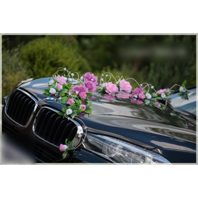 decoration voiture pour mariage deux nuances de rose avec une touche de blanc.