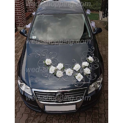 Décoration voiture de mariage roses blanches