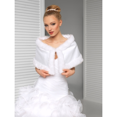 Étole cape mariée en satin et fausse fourrure