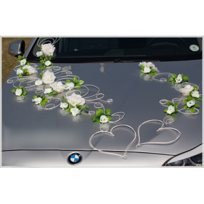 Décoration voiture mariage fait de roses artificielles de haute qualité et rotin