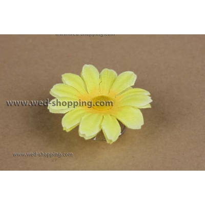 Marguerites jaunes avec des ventouses pour la décoration de voiture de mariage