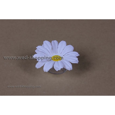 Marguerites blanches avec des ventouses pour la décoration de voiture de mariage