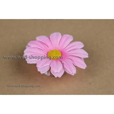 Marguerites roses avec des ventouses pour la décoration de voiture de mariage