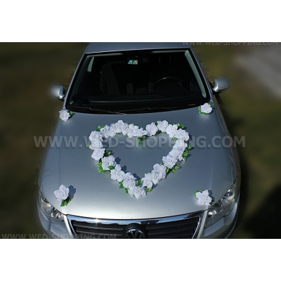 roses blanches avec des ventouses voiture mariage