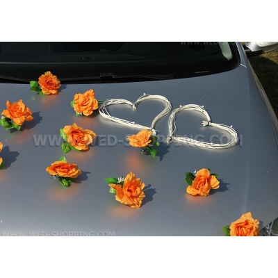 Orange roses et coeurs blancs pour voiture de mariage