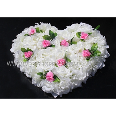 Grand coeur avec les roses pour voiture mariage