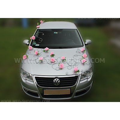 Décoration voiture mariage roses roses noir rotin