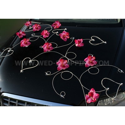 Décoration voiture mariage orchidées rose foncé et le coeur