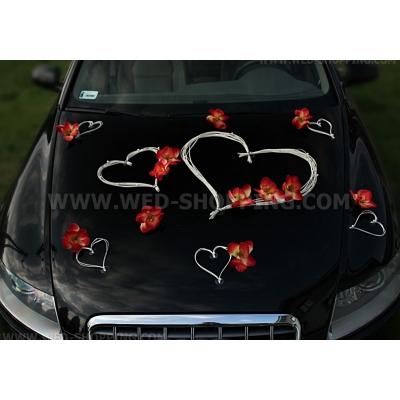 Décoration orchidées rouges et coeurs blancs voiture mariage