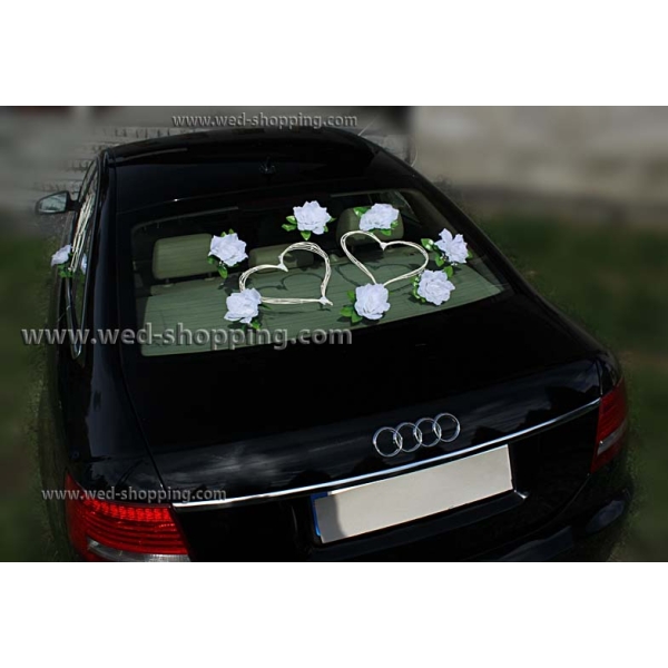 Décoration voiture mariage - Coeur en rotin et roses blanches