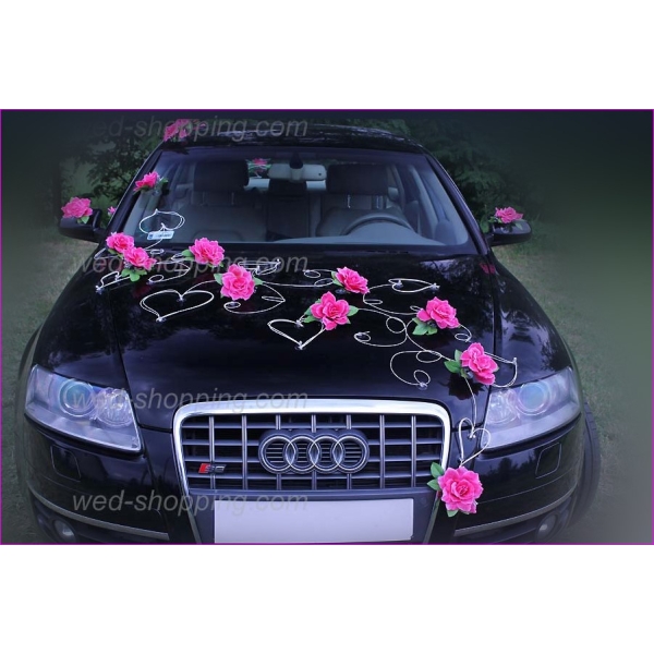 Les fleurs artificielles d'une couleur fuchsia vibrante illuminent l'ensemble, créant une ambiance enchanteresse et unique pour votre mariage.