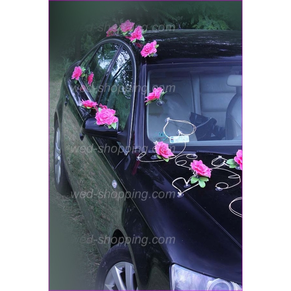 monde de romantisme et d'élégance avec notre somptueux décor de voiture de mariage roses fuchsia.