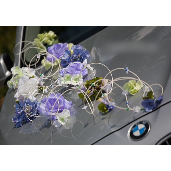 Fleurs bleu décoration de voiture de mariage