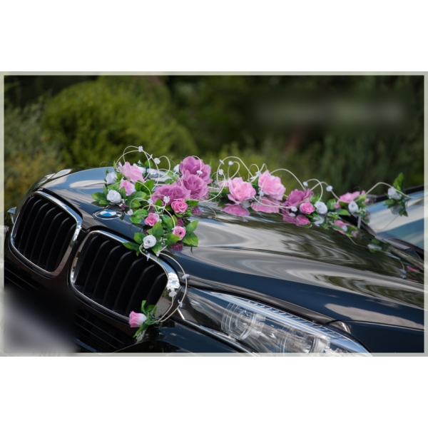 decoration voiture pour mariage deux nuances de rose avec une touche de blanc.