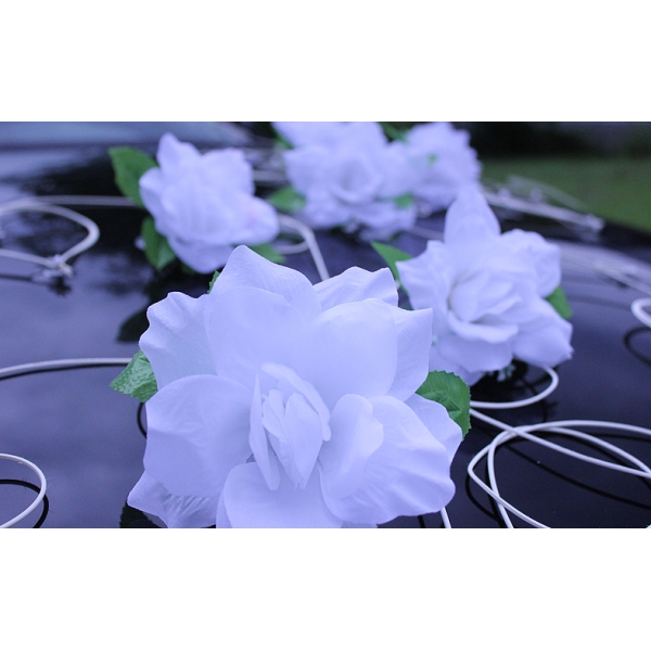 Voiture mariage decoration  roses blanches et le coeur