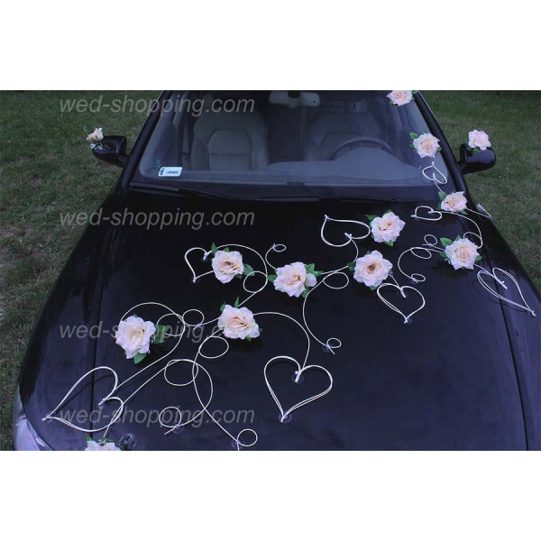 Decoration voiture de mariés roses pêche et le coeur