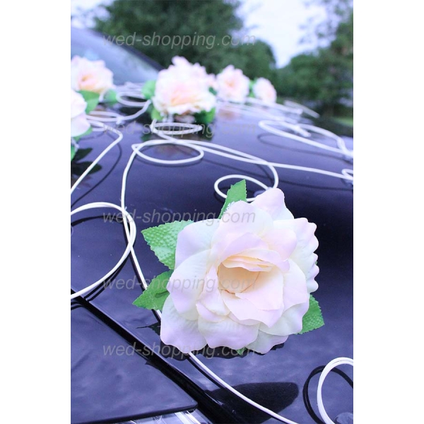 Decoration voiture de mariés roses pêche et le coeur