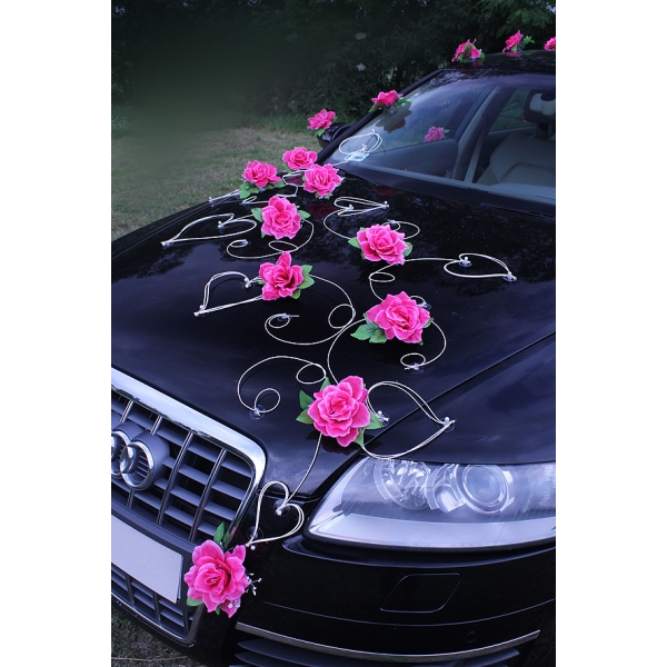 Decoration voiture de mariés fushia roses roses et le coeur