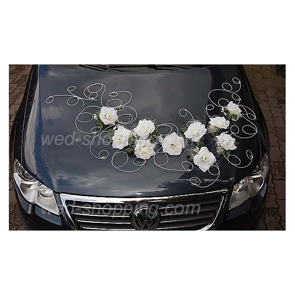 Décoration voiture de mariage roses blanches