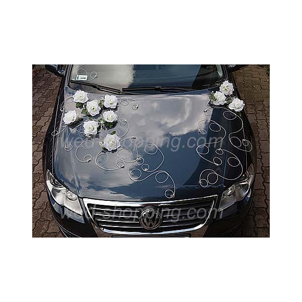 Décoration voiture de mariage roses blanches