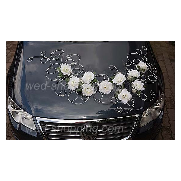 Décoration voiture de mariage roses blanches