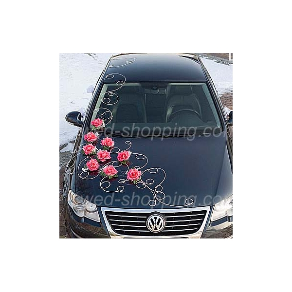 Décoration voiture de mariage roses blanches