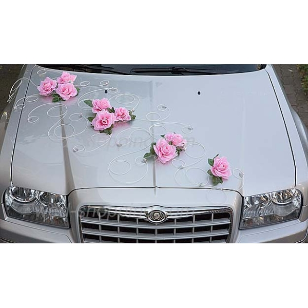 Décoration voiture de mariage roses rose