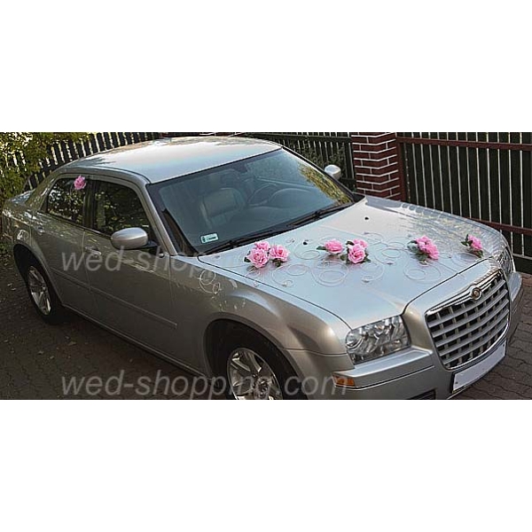 Décoration voiture de mariage roses rose