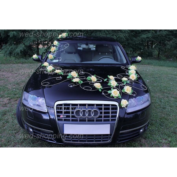 Déco de voiture de mariage jaune d or